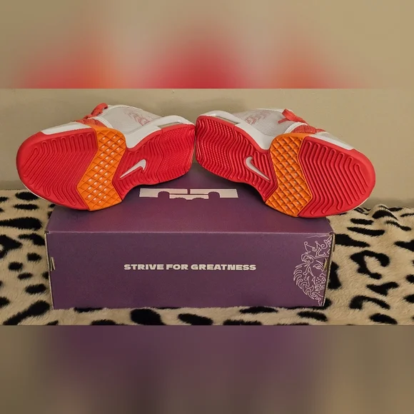 Nike LEBRON WITNESS VIII WOMENS 9 NWT - Picture 7 of 8